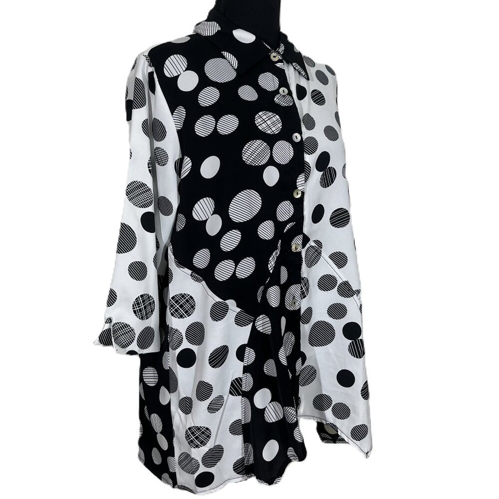 BLACK AND WHITE DOT BUTTON UP TOP